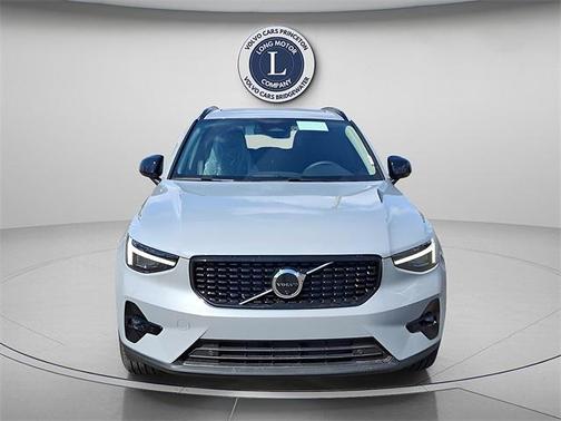 2025 Volvo XC40 B5 Plus Dark Theme