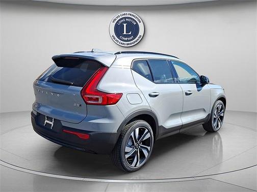 2025 Volvo XC40 B5 Plus Dark Theme