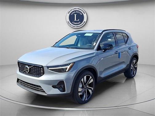 2025 Volvo XC40 B5 Plus Dark Theme