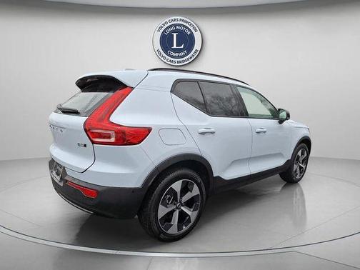 4 DR 2025 Volvo XC40 B5 Plus Dark Theme