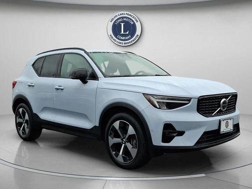 4 DR 2025 Volvo XC40 B5 Plus Dark Theme