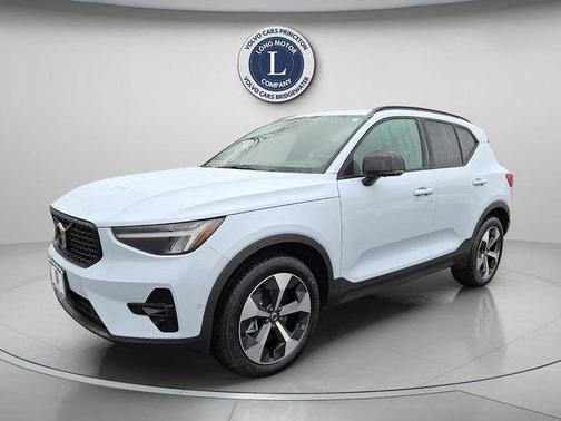 4 DR 2025 Volvo XC40 B5 Plus Dark Theme