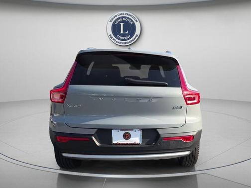 2025 Volvo XC40 B5 Ultra Bright Theme