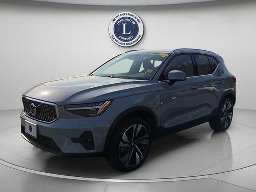 2025 Volvo XC40 B5 Ultra Bright Theme