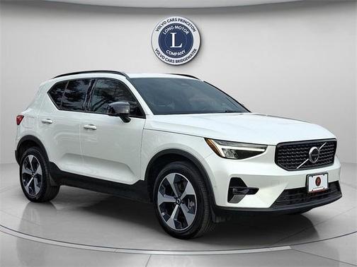 2025 Volvo XC40 B5 Plus Dark Theme