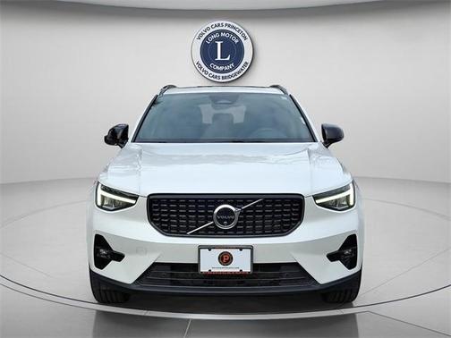 2025 Volvo XC40 B5 Plus Dark Theme