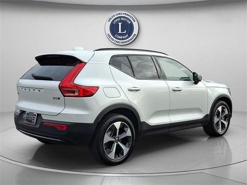 2025 Volvo XC40 B5 Plus Dark Theme