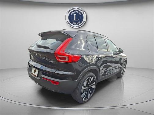 2025 Volvo XC40 Ultra Dark Theme