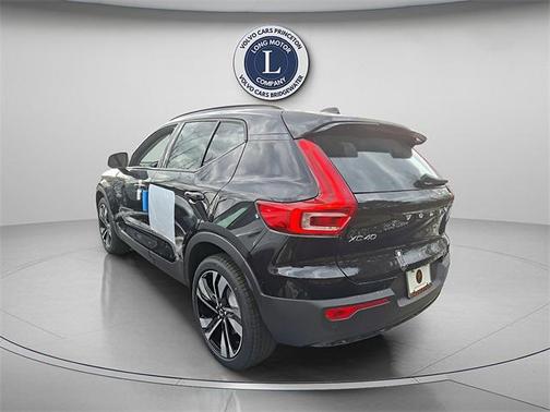 2025 Volvo XC40 Ultra Dark Theme