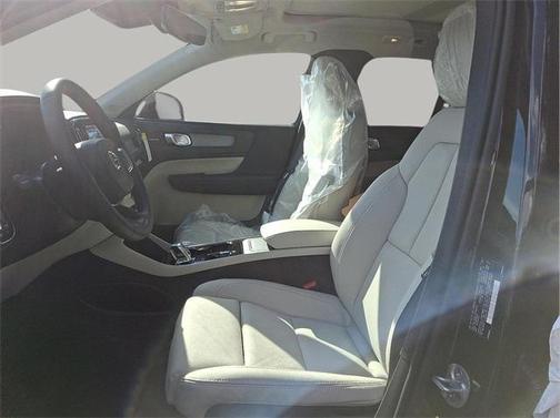 2025 Volvo XC40 B5 Ultra Dark Theme