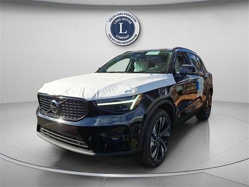2025 Volvo XC40 B5 Ultra Dark Theme