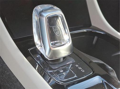 2025 Volvo XC40 B5 Ultra Dark Theme