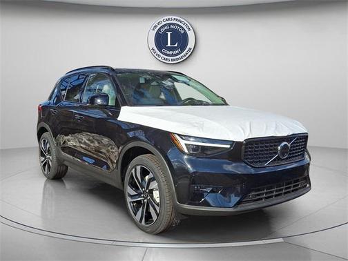 2025 Volvo XC40 B5 Ultra Dark Theme