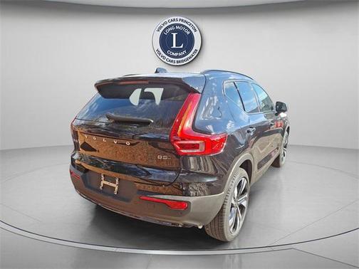 2025 Volvo XC40 B5 Ultra Dark Theme