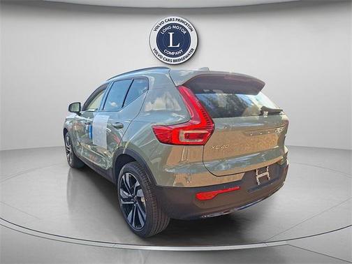2025 Volvo XC40 B5 Plus Dark Theme