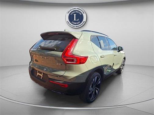 2025 Volvo XC40 B5 Plus Dark Theme