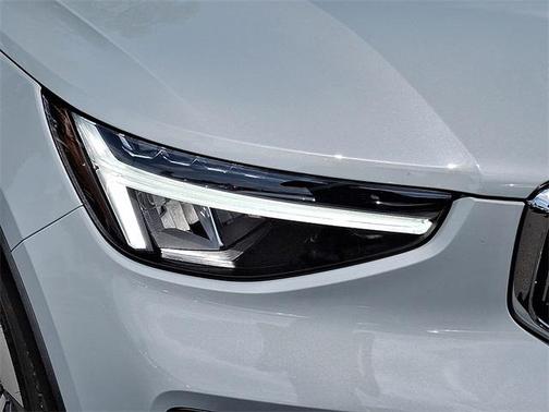 2025 Volvo XC40 B5 Core Bright Theme