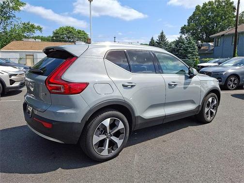 2025 Volvo XC40 B5 Core Bright Theme
