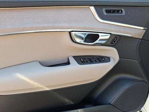 Bright 2026 Volvo XC90 B6 Plus 7-Seater