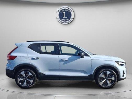 Cloud 9 White 2025 Volvo XC40 B5 Plus Dark Theme