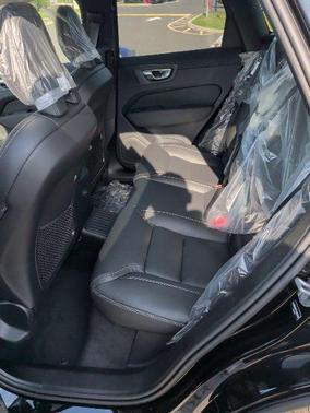 Onyx Black Metallic 2026 Volvo XC60 Plug-In Hybrid T8 Ultra