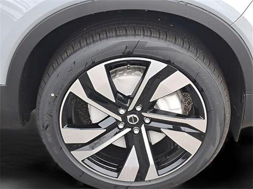 2025 Volvo XC40 Plus Bright Theme