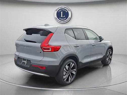 2025 Volvo XC40 Plus Bright Theme
