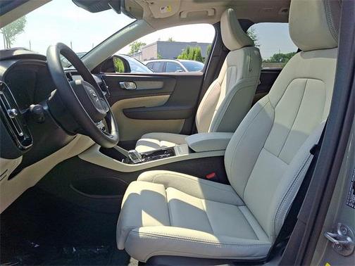 2025 Volvo XC40 B5 Plus Dark Theme