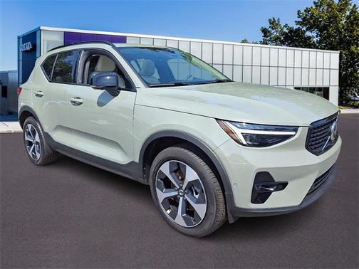 2025 Volvo XC40 B5 Plus Dark Theme