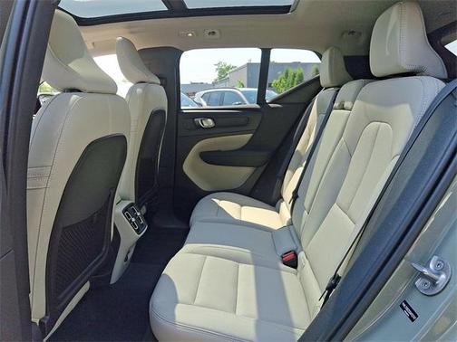 2025 Volvo XC40 B5 Plus Dark Theme