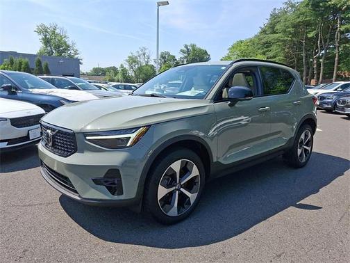2025 Volvo XC40 B5 Plus Dark Theme