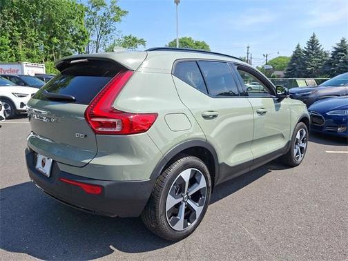 2025 Volvo XC40 B5 Plus Dark Theme