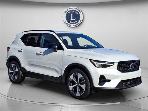2025 Volvo XC40 B5 Plus Dark Theme