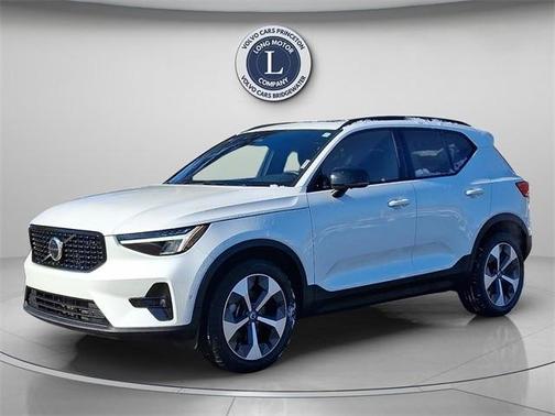 2025 Volvo XC40 B5 Plus Dark Theme
