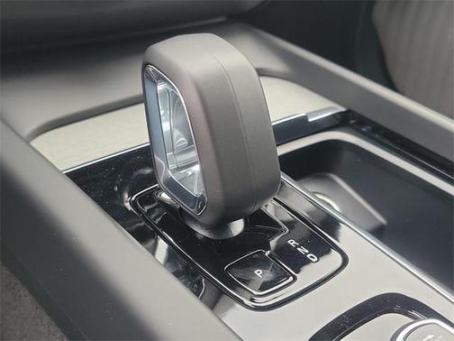 2025 Volvo XC60 Plug-In Hybrid Plus