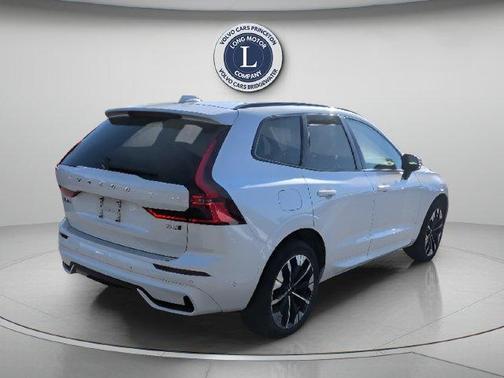 Crystal White Metallic 2026 Volvo XC60 B5 Plus