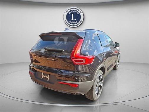 2025 Volvo XC40 B5 Ultra Dark Theme
