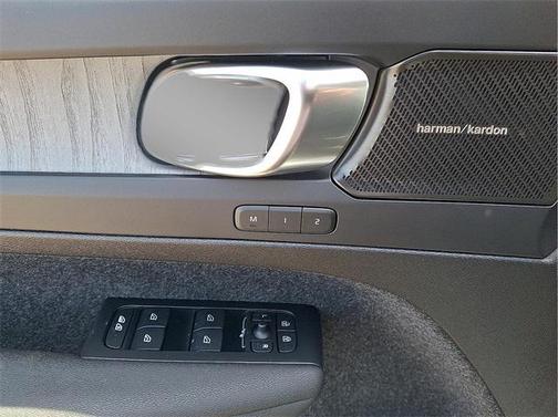 2025 Volvo XC40 B5 Ultra Dark Theme