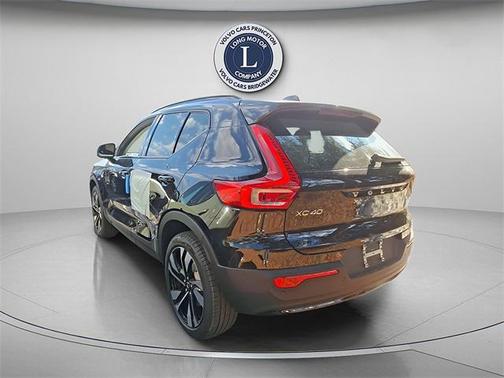2025 Volvo XC40 B5 Ultra Dark Theme