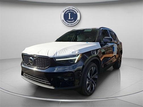 2025 Volvo XC40 B5 Ultra Dark Theme