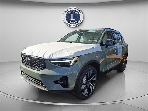 2025 Volvo XC40 B5 Plus Dark Theme
