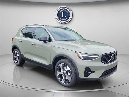 2025 Volvo XC40 B5 Plus Dark Theme