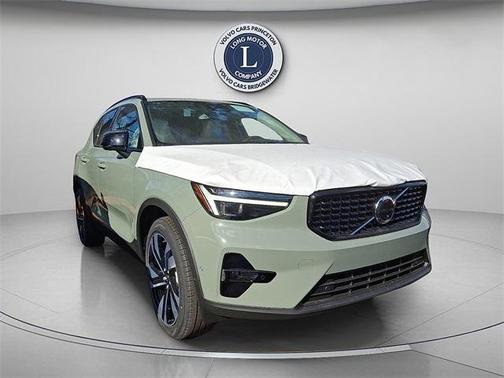 2025 Volvo XC40 B5 Plus Dark Theme