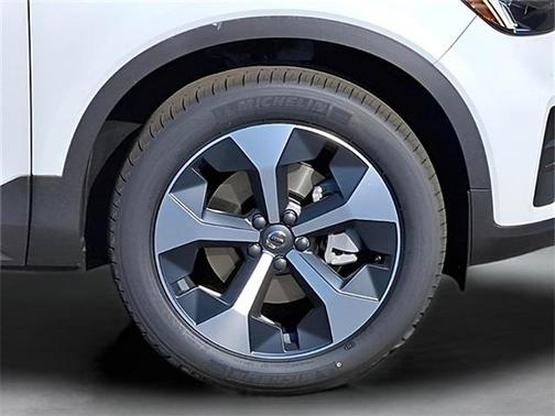 2025 Volvo XC40 B5 Core Bright Theme