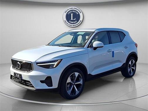 2025 Volvo XC40 B5 Core Bright Theme