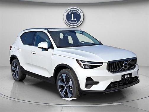 2025 Volvo XC40 B5 Core Bright Theme
