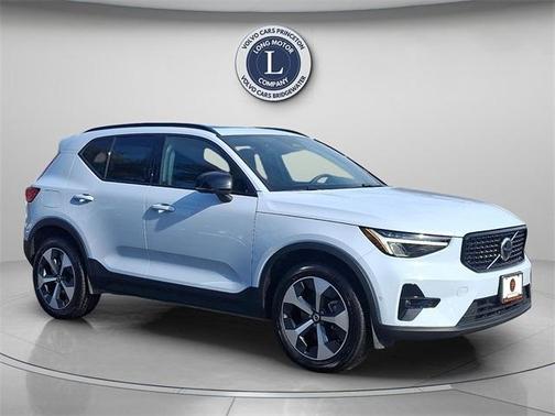 2025 Volvo XC40 B5 Plus Dark Theme