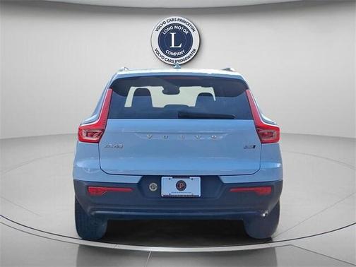 2025 Volvo XC40 B5 Plus Dark Theme