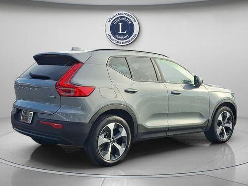 2025 Volvo XC40 B5 Plus Dark Theme