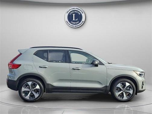 2025 Volvo XC40 B5 Plus Dark Theme